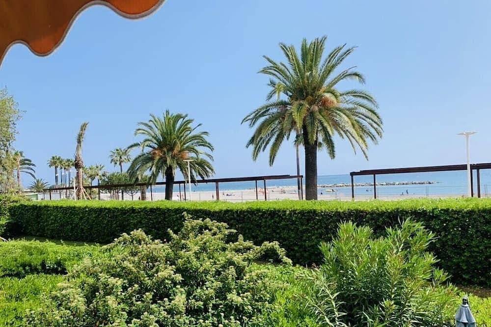 Magnificent 2/4-person beachfront apartment near Cap 3000 1