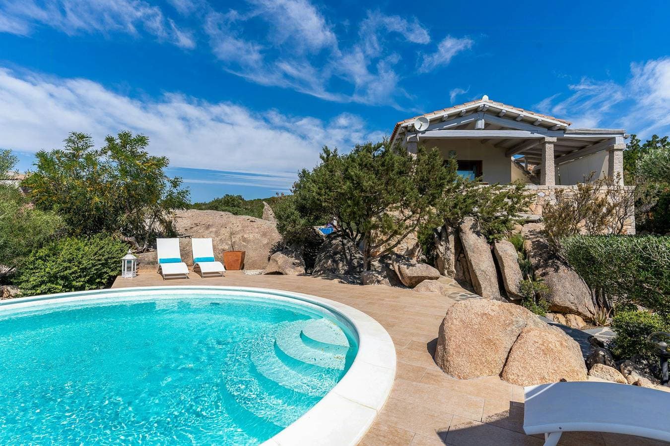 Villa mit Meerblick und Pool inmitten der Felsen 1
