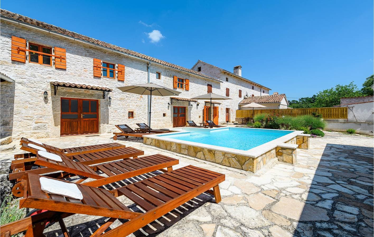 Geräumige 170 m² große Wohnung mit Pool, WLAN, Terrasse und Parkplatz 1