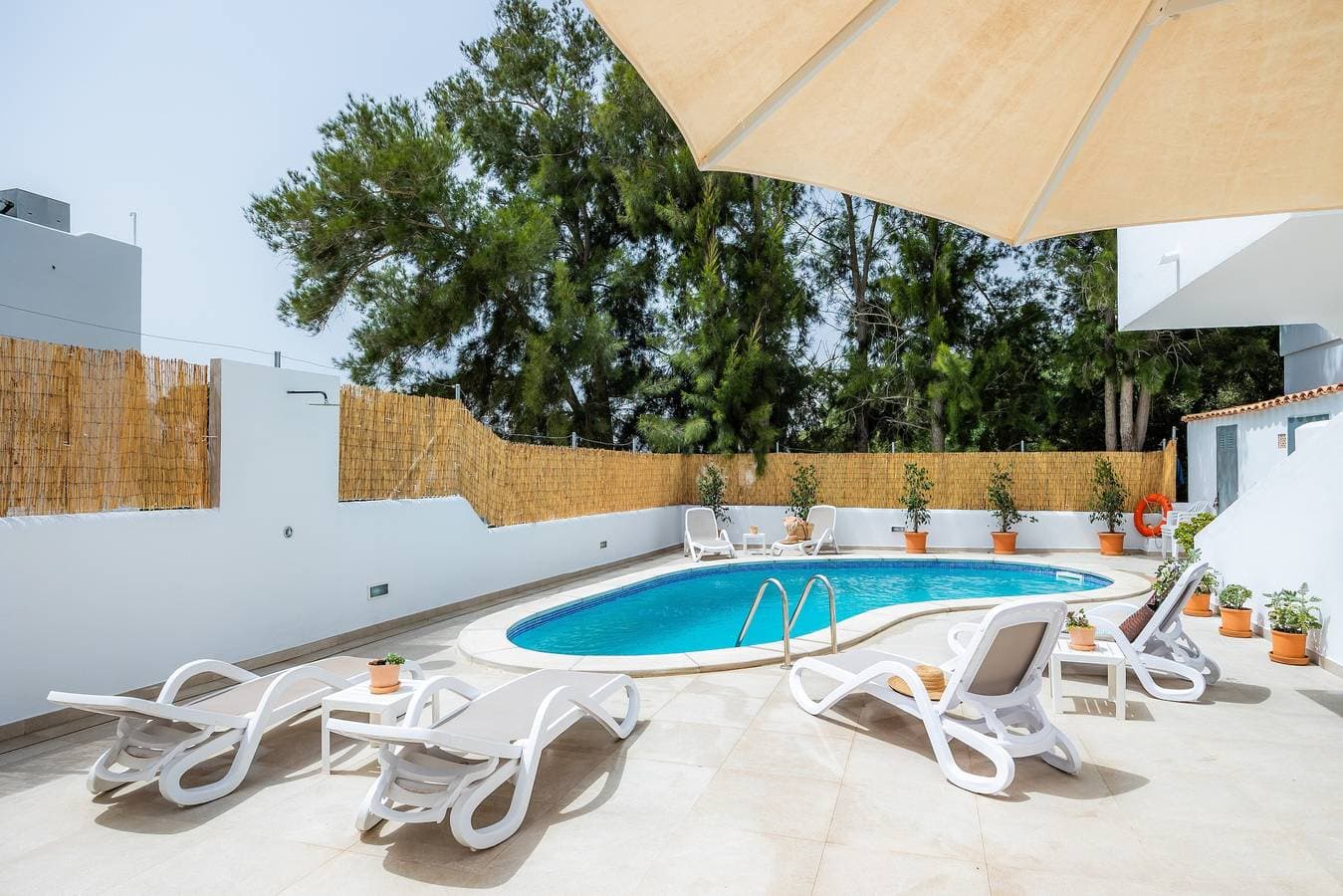 Foto 5 von 27: Ferienwohnung 'White Suites 2' mit Gemeinschaftspool, WLAN und Klimaanlage