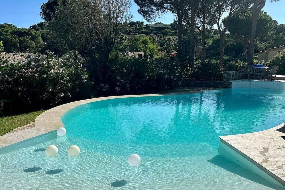 Villa Bibi with swimming pool, three doubles, garden, private beach. 1