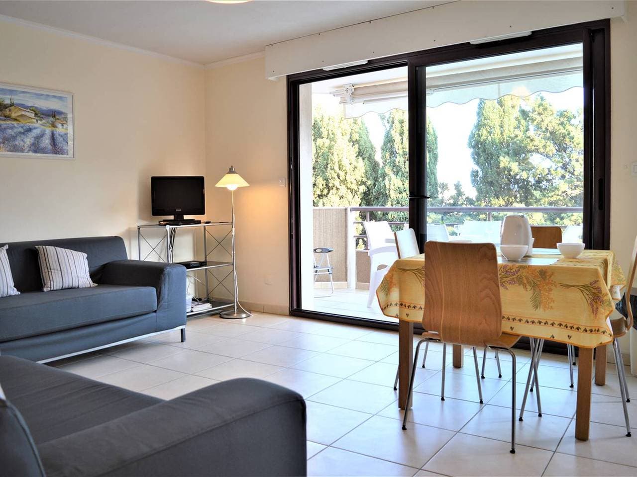 Foto 4 von 14: Geräumige 3-Zimmer-Wohnung mit Terrasse, WLAN und Garage nahe Stadtzentrum und Strand