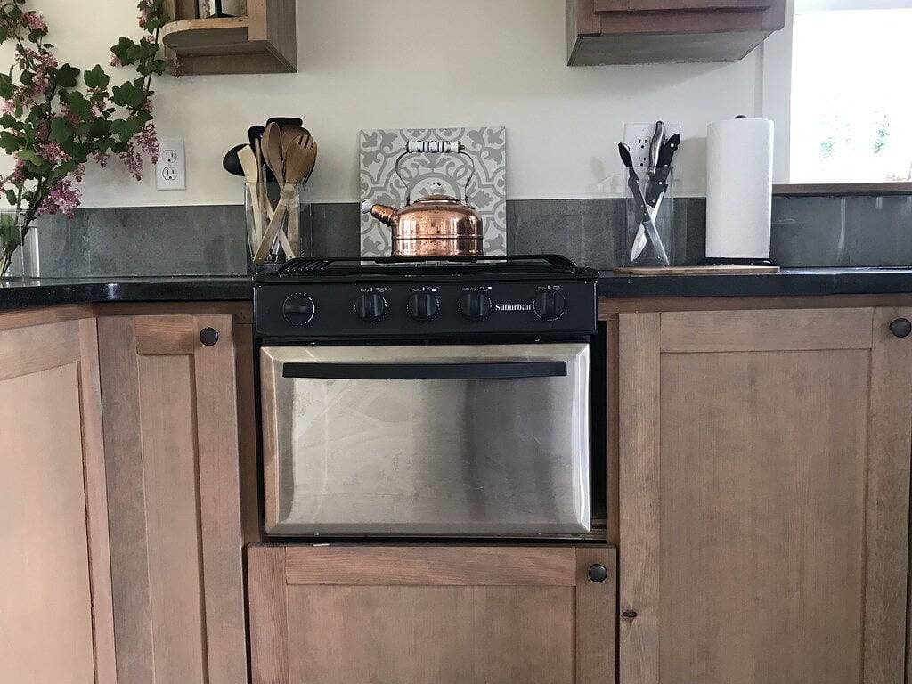 Walking Distance to the town of Vashon, fireplace, patio, bbq... 1