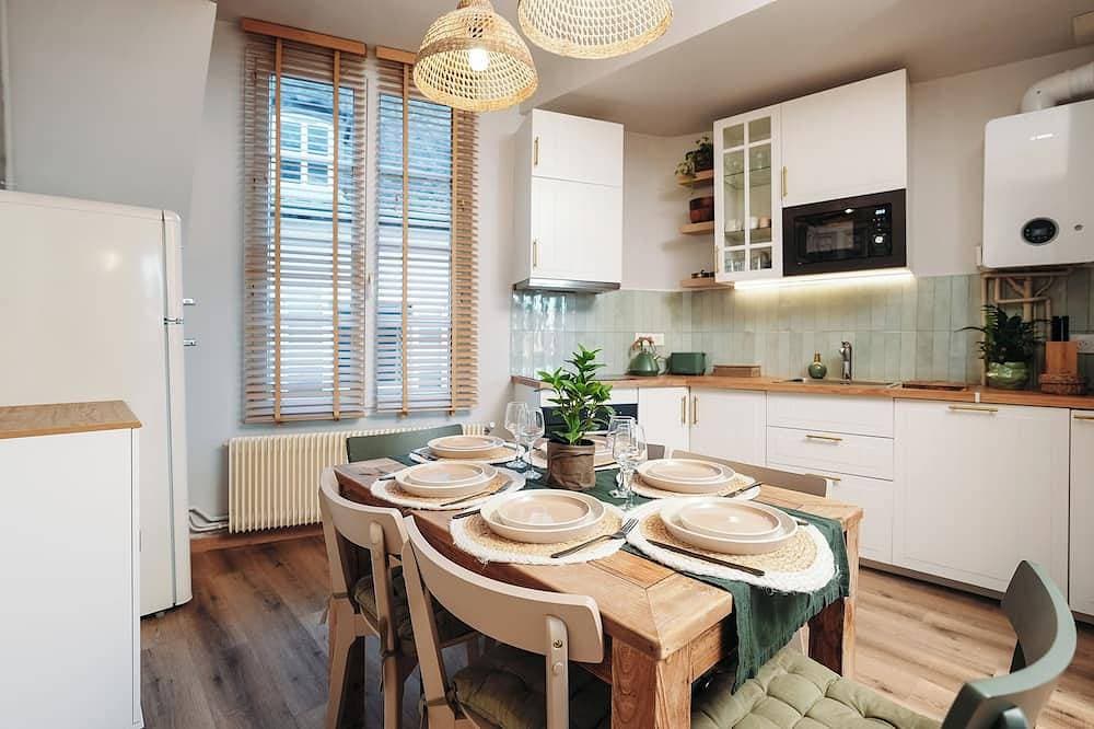 Charming urban retreat with city views 1