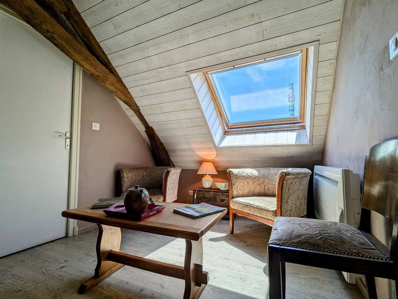 Foto 3 von 21: Gemütliches Zimmer mit Sitzecke und Frühstück