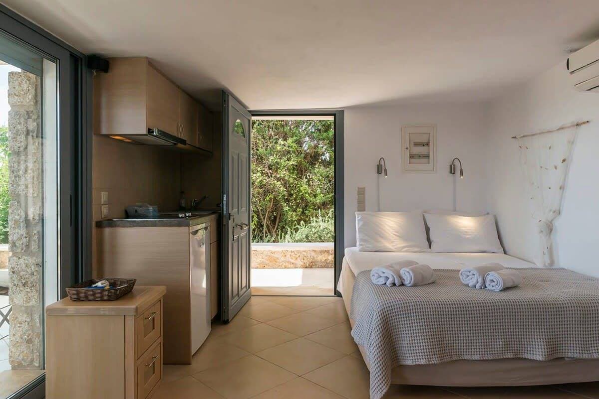 Foto 5 von 21: Porto Cheli Studio - Poolside Lux Getaway