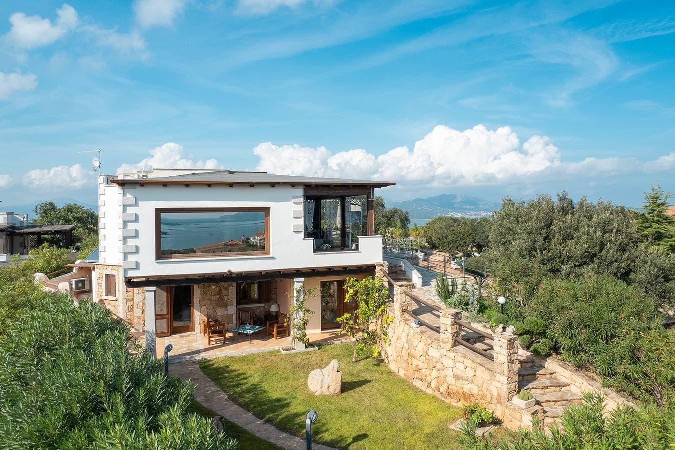 Foto 2 von 59: Villa Aurazure - Whirlpool mit Meerblick