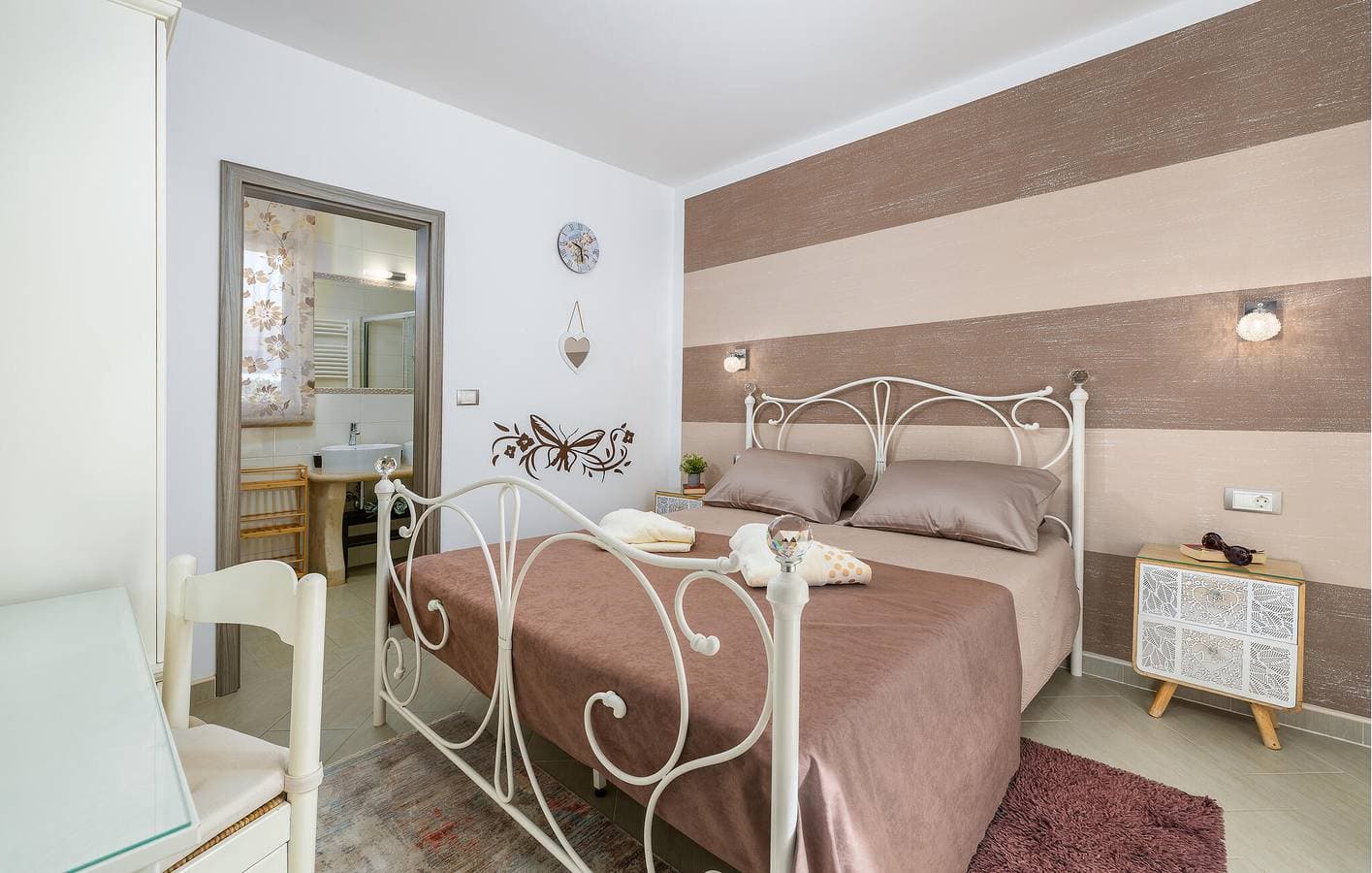 Foto 9 von 50: Geräumige 125 m² große Wohnung mit Pool, WLAN und Parkplatz