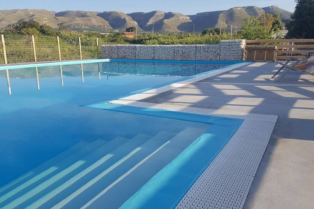 \"Villa Corrado\" 500 m vom Meer entfernt mit Pool, in einem Zitronenhain 8 Plätze, 2 Bäder. 1