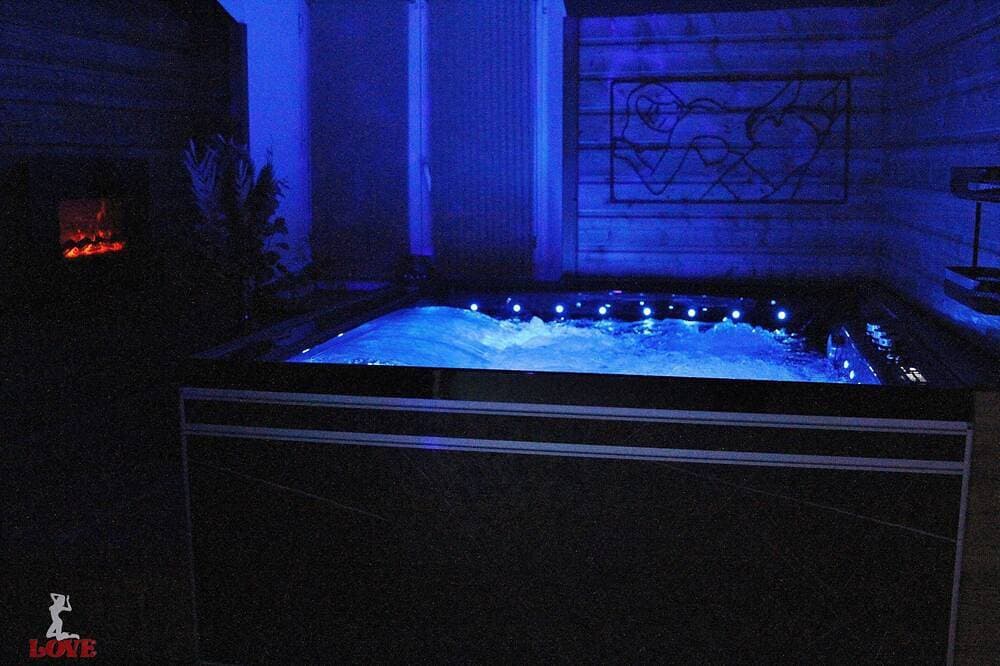 Foto 13 von 30: Charming Love Room with private spa Romantic getaway 2 steps from Belgium