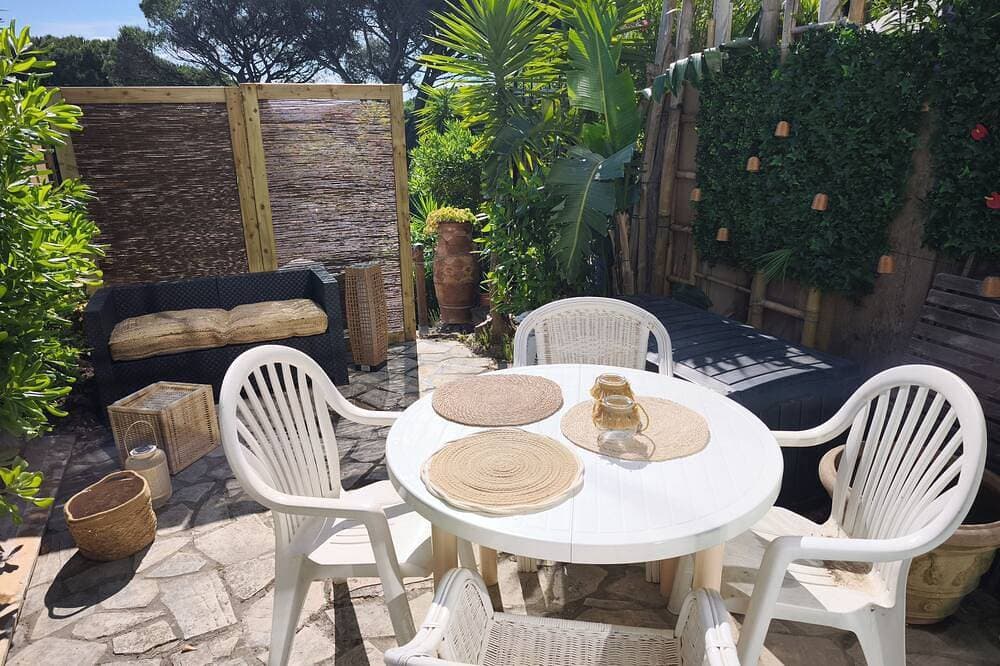 Gemütliche klimatisierte Wohnung mit Privatgarten, Pool & Parkplatz 1