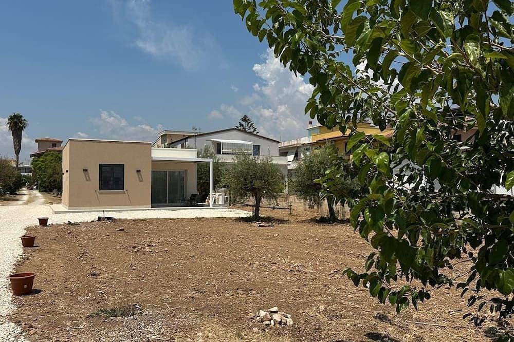 Foto 8 von 19: Beachfront villa with a garden and private parking on the property.