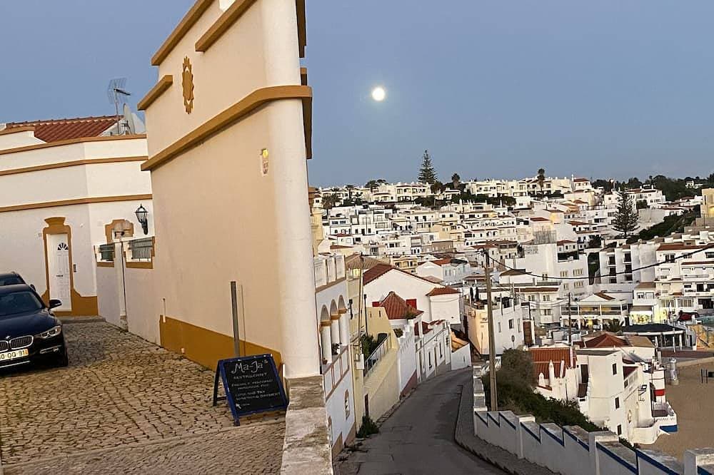 Foto 13 von 23: Carvoeiro town apartment wifi, elevator, roof terrace, airconditioning,  garage.