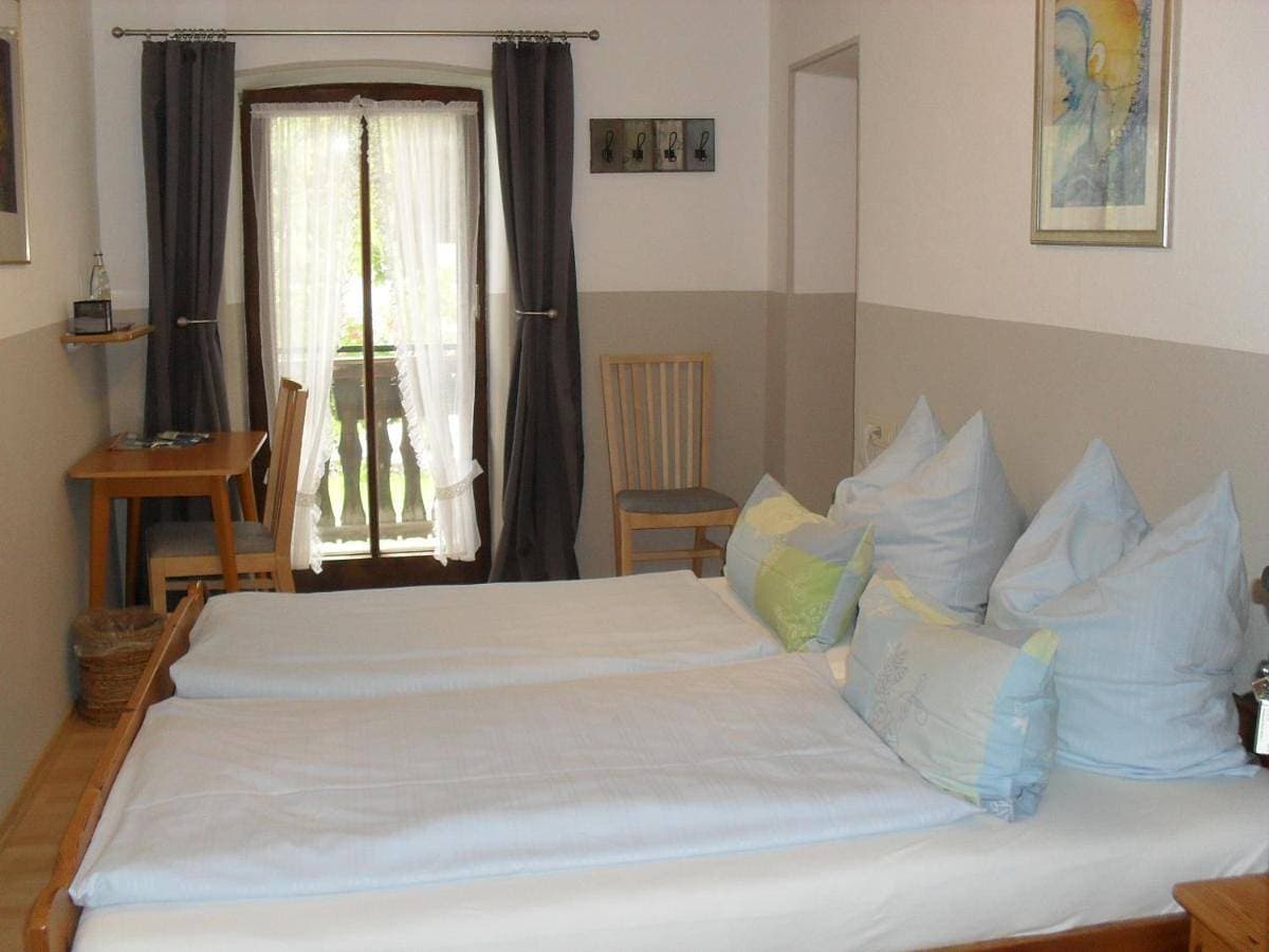 Foto 3 von 6: Double Room with Balcony