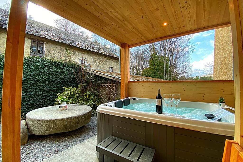 Gîte avec jacuzzi privatif 1