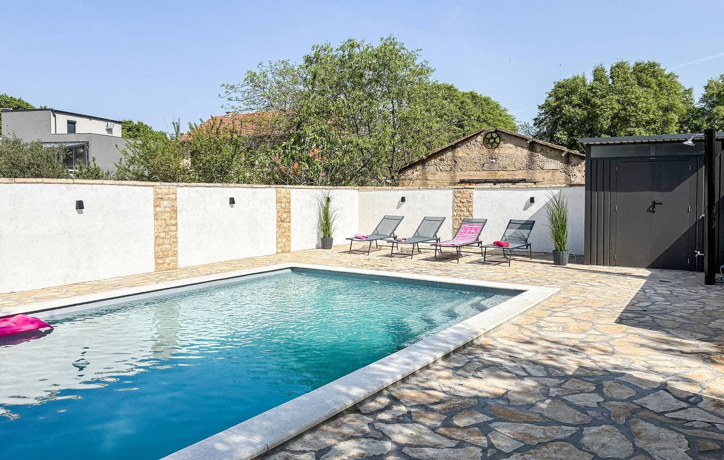 Foto 2 von 32: Gemütliche 75 m² große Wohnung mit Pool, Terrasse und nur 400 m von der Küste entfernt