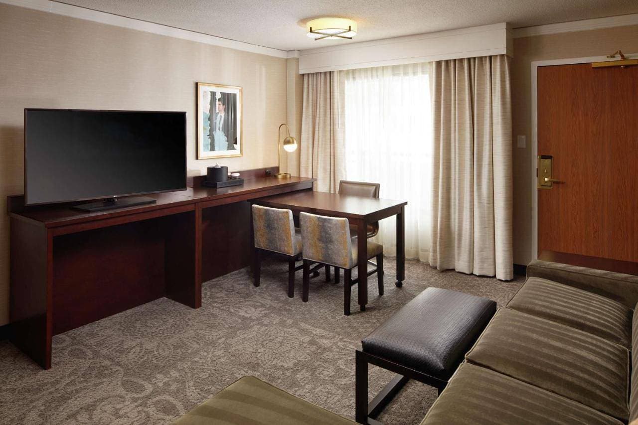 Foto 7 von 10: Suite with One King Bed, One Queen Sofa Bed and Shower