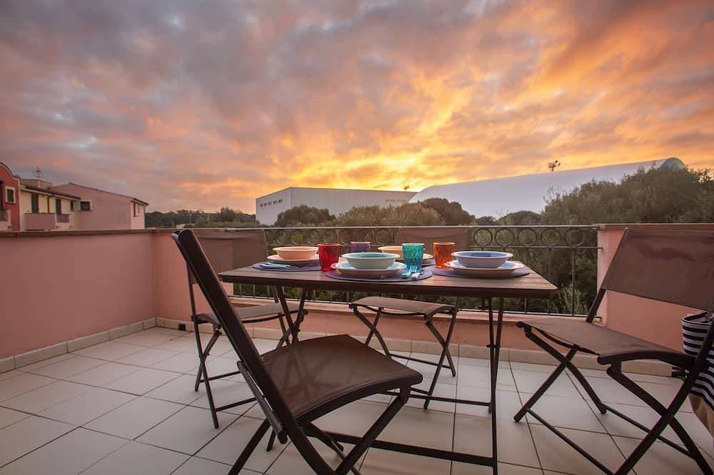 Spacious studio penthouse apartment with terrace 1