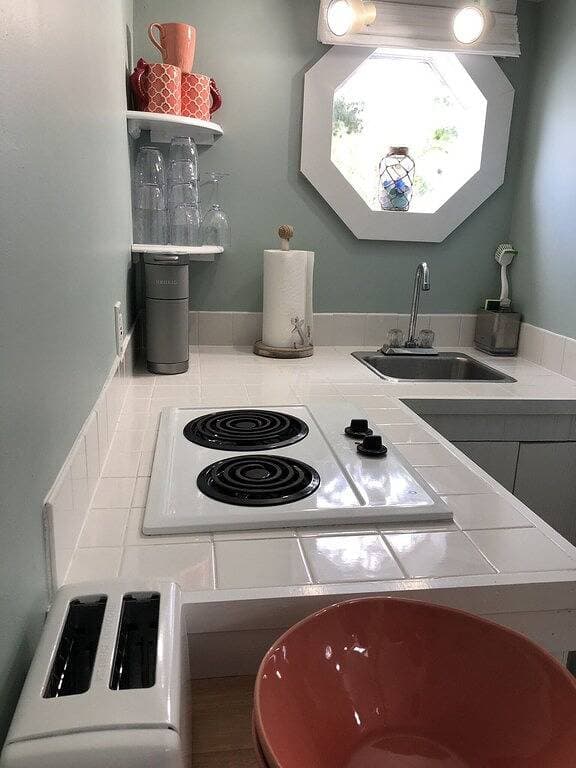Foto 13 von 14: Charming Pine Point Oob Beach Cottage Kleines Haus, nur wenige Schritte vom Strand entfernt