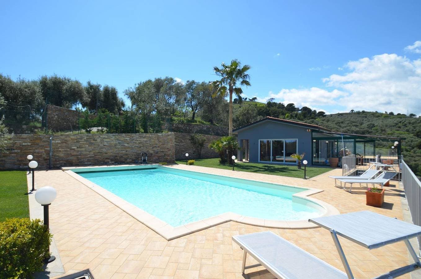 Foto 2 von 39: Elegante Pool-Villa mit fantastischem Meerblick und Garten