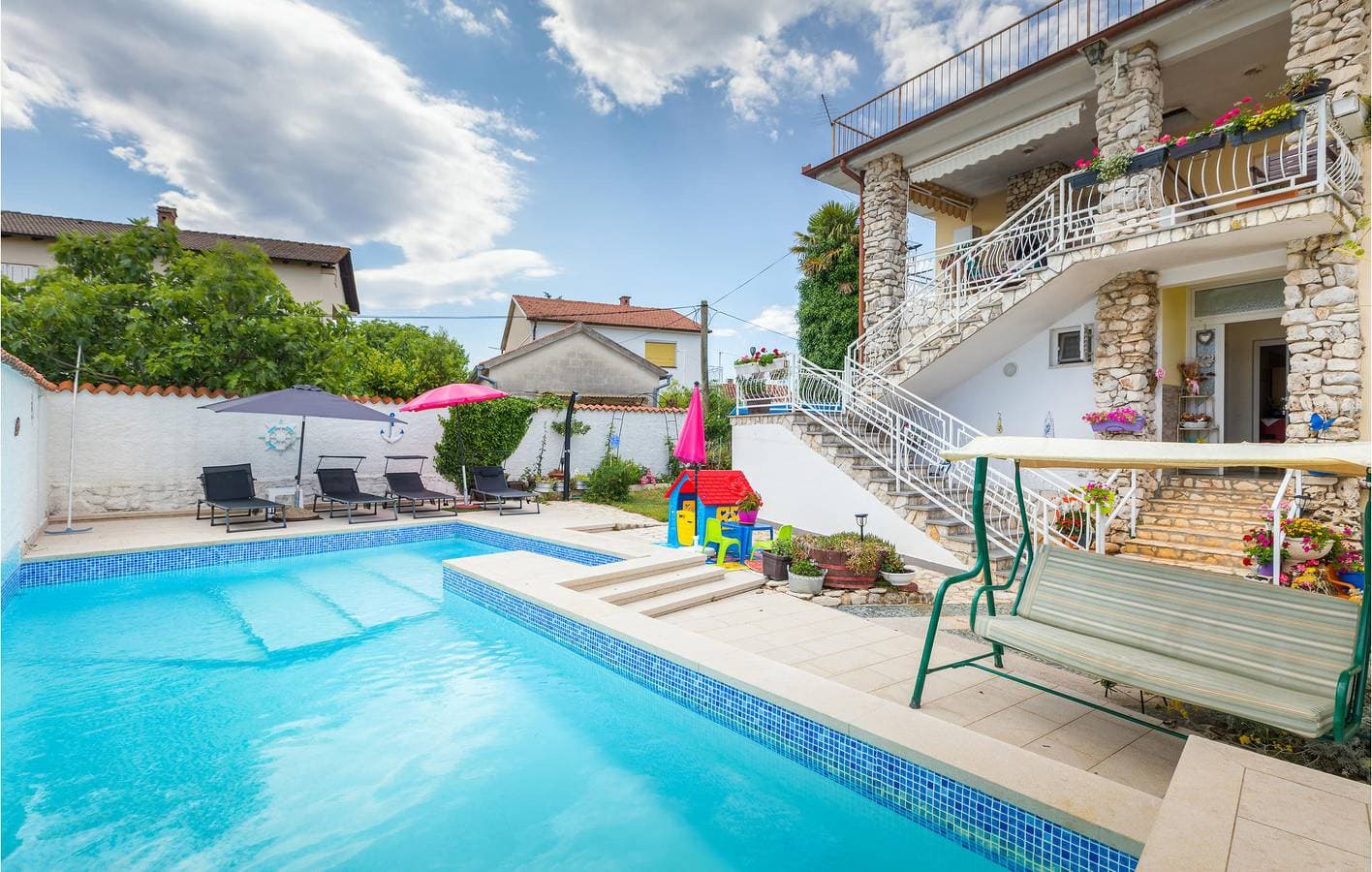 Charmante 2-Zimmer-Wohnung mit Pool, Parkplatz und WLAN – 2,5 km vom Strand entfernt 1
