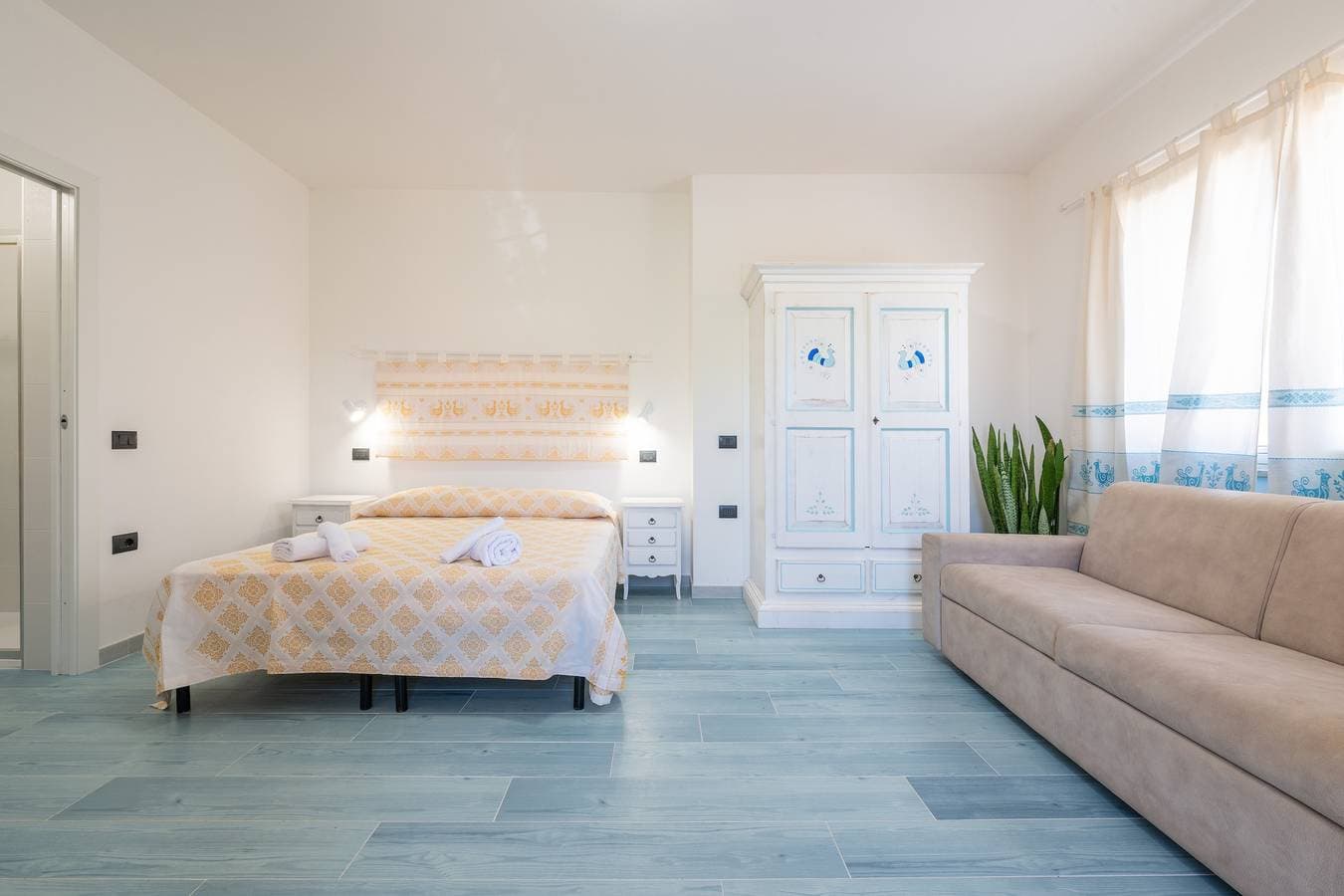Foto 4 von 27: Einzimmerapartment 'Villa Erica Appartamento Lesley' mit Bergblick, WLAN und Klimaanlage