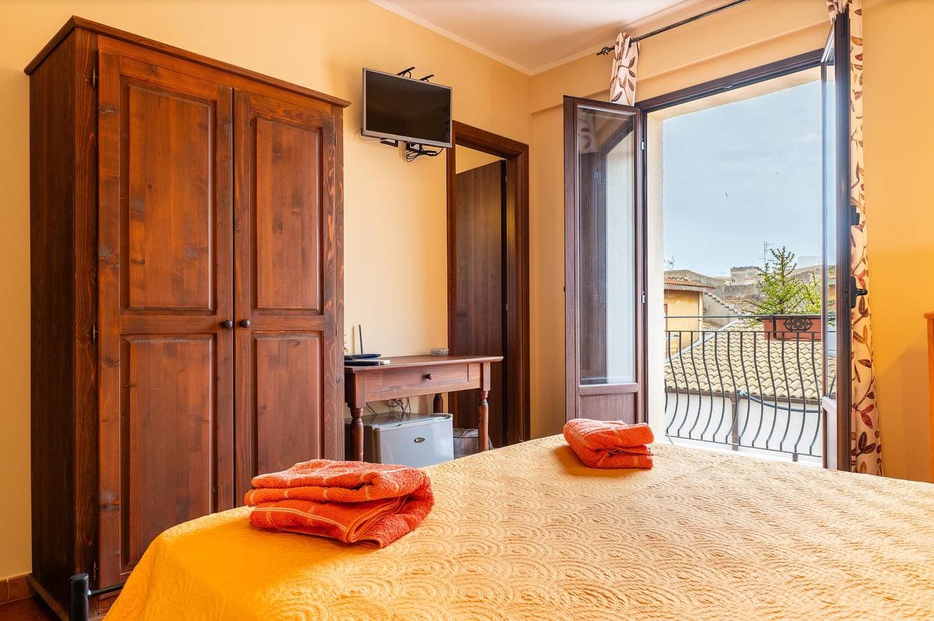 Foto 10 von 25: Zimmer 'B&B San Domenico – Comfort Doppelzimmer' mit Balkon, WLAN und Klimaanlage