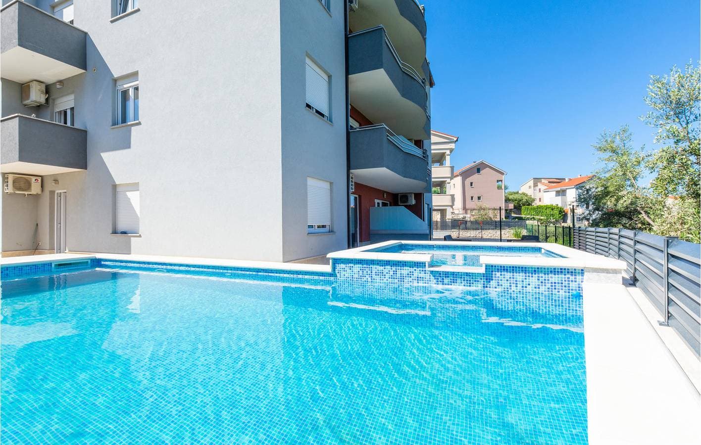Foto 8 von 21: Gemütliche Ferienwohnung mit Pool und Terrasse, 2 km vom Strand Strobec entfernt