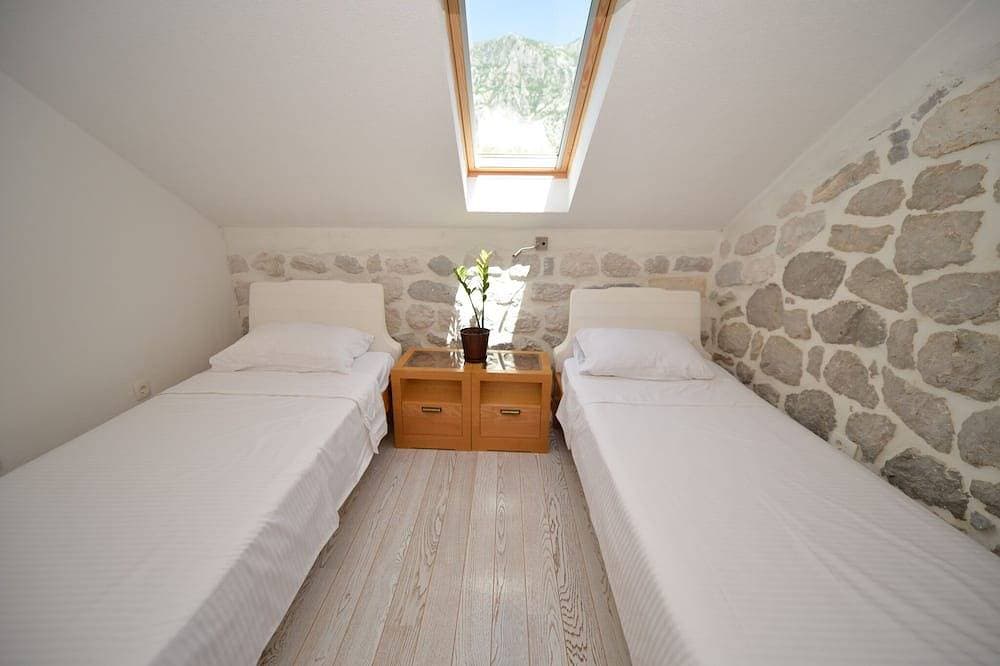 Foto 8 von 28: Waterfront Stone Home with Private Terrace & Direct Sea Access