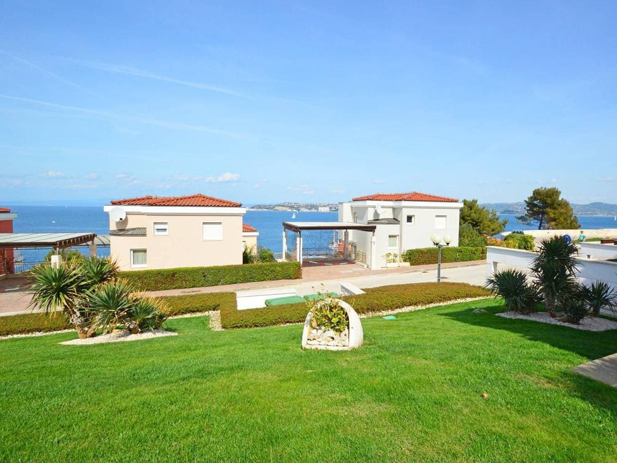 Foto 2 von 23: Three-Bedroom Villa with Private Pool