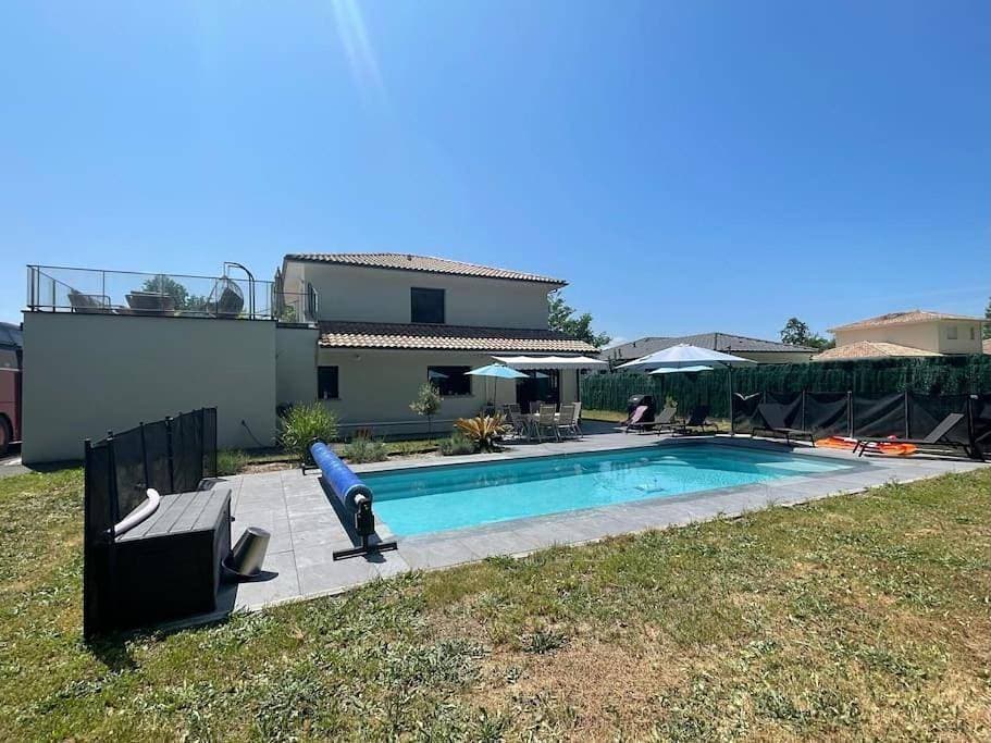 Villa moderne avec piscine 1