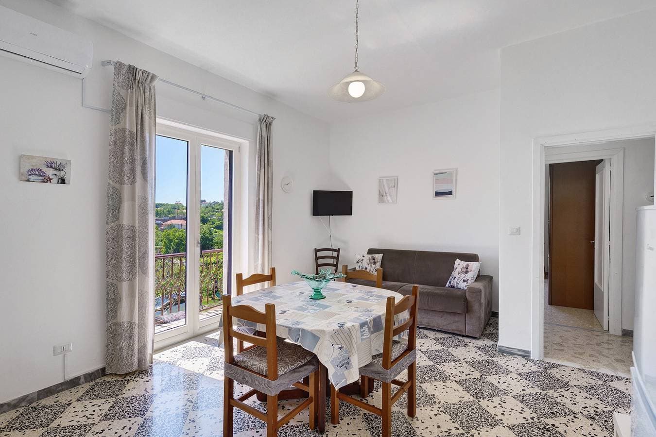 Foto 2 von 21: Ferienwohnung 'Familiare A Due Passi Dal Sentiero Degli Dei' mit Meerblick, Wi-Fi und Klimaanlage