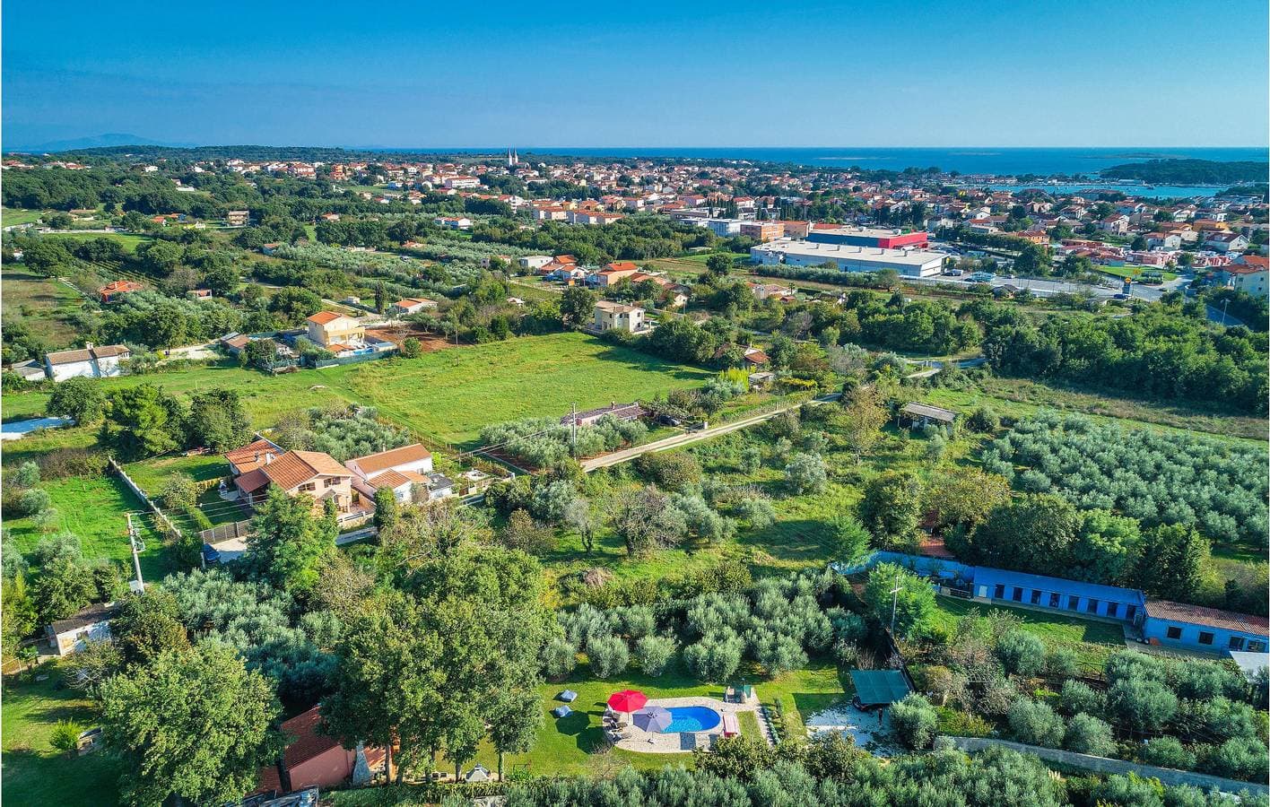 Foto 5 von 50: Reizende Ferienwohnung mit Terrasse, Pool und Strandzugang – 2 km vom Strand Bijeca entfernt