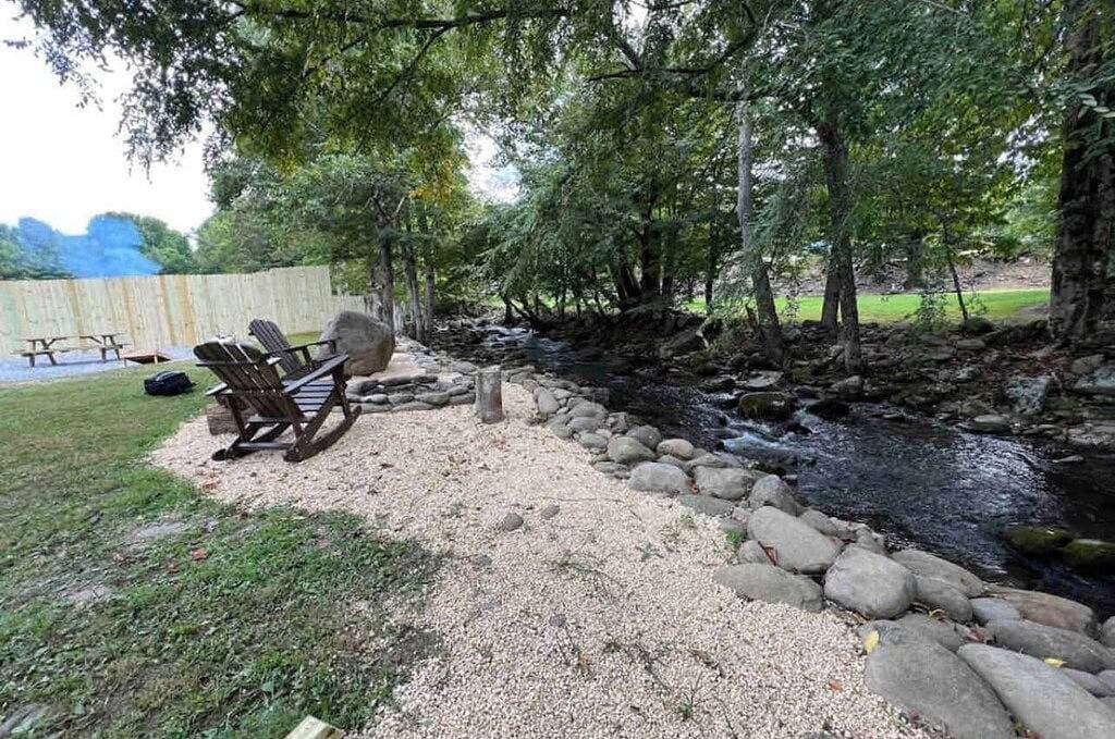 Foto 2 von 41: A Rushing Stream of Dreams Creekside Cabin 1 min to National Park!