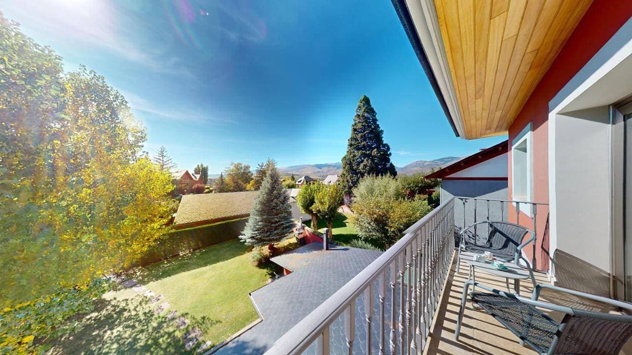 Foto 12 von 45: Two-Bedroom Apartment  with Balcony and Mountain View
