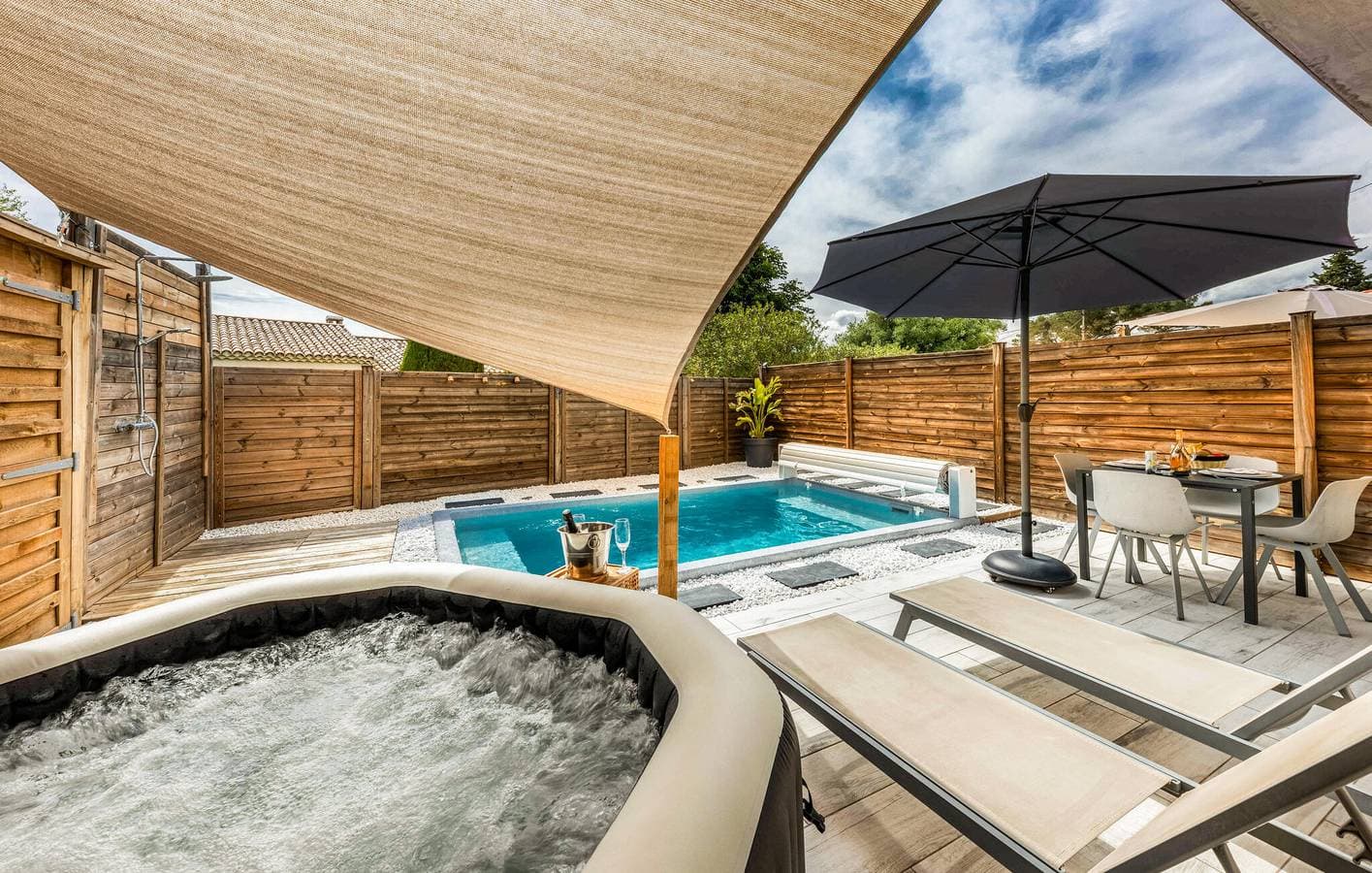 Foto 8 von 16: Breezy Riverside Retreat mit Parkplatz und Terrasse