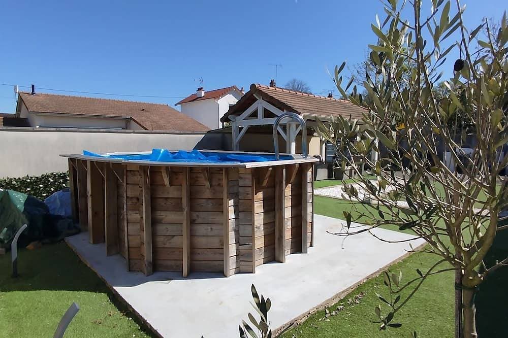 Studio for rent in Dammarie-les-Lys, in a quiet area close to all amenities. 1