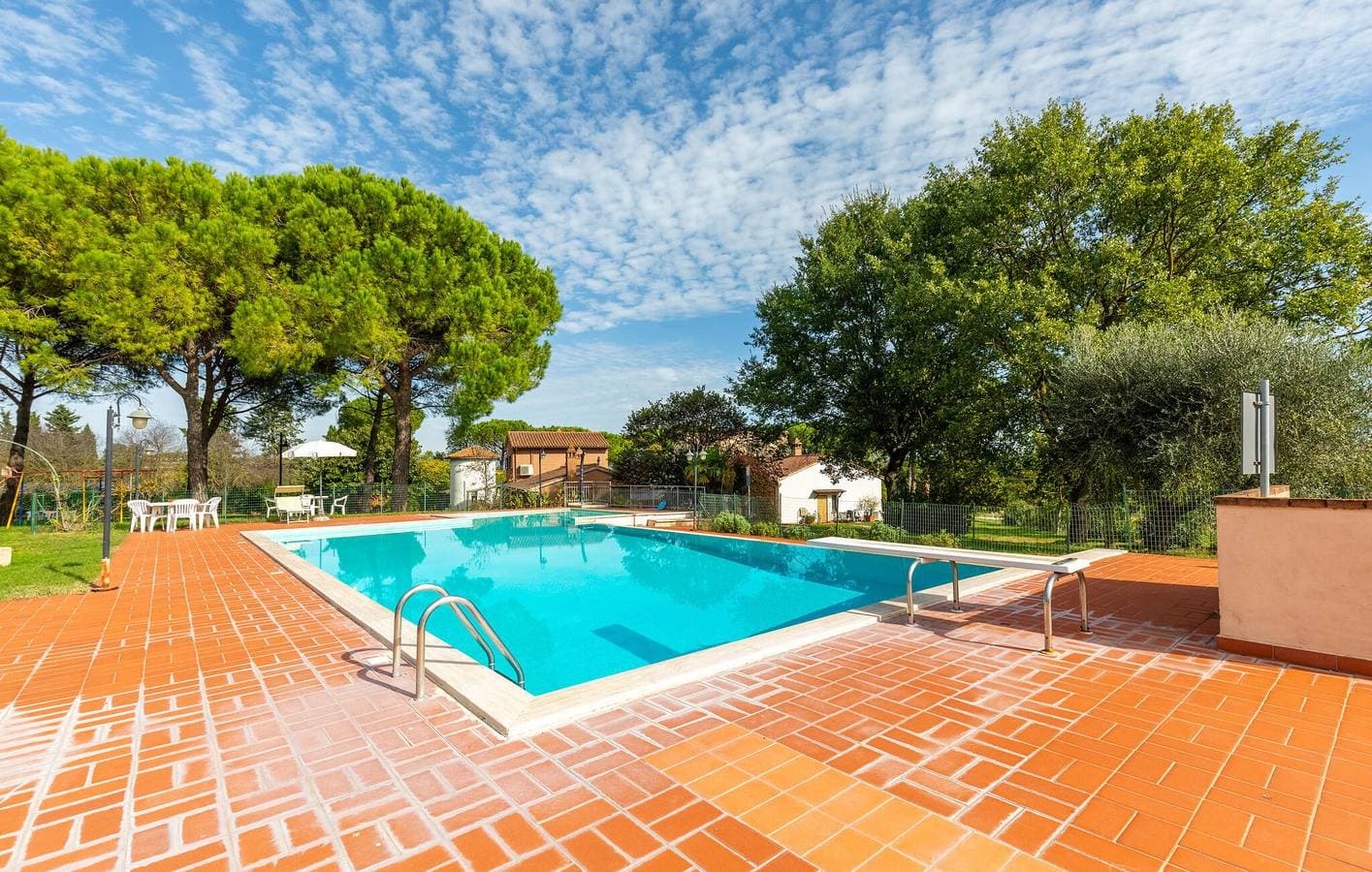 Foto 7 von 34: Moderne Ferienwohnung mit Garage, Pool und Garten