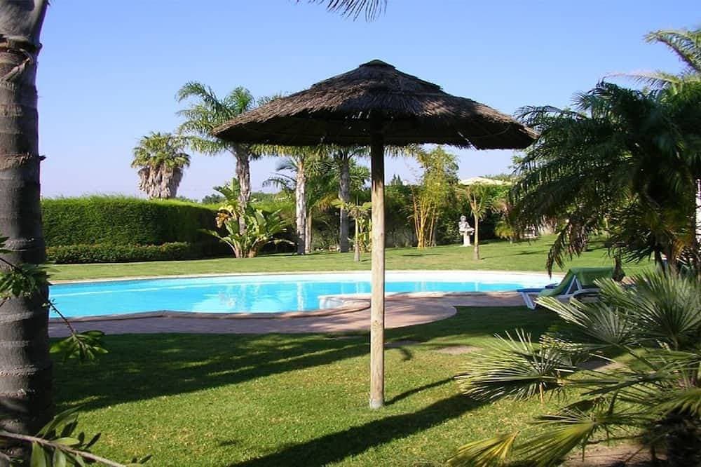 Foto 9 von 9: Quinta Ourolago Luxury V1 House, with swimming pool, gardens and lake.