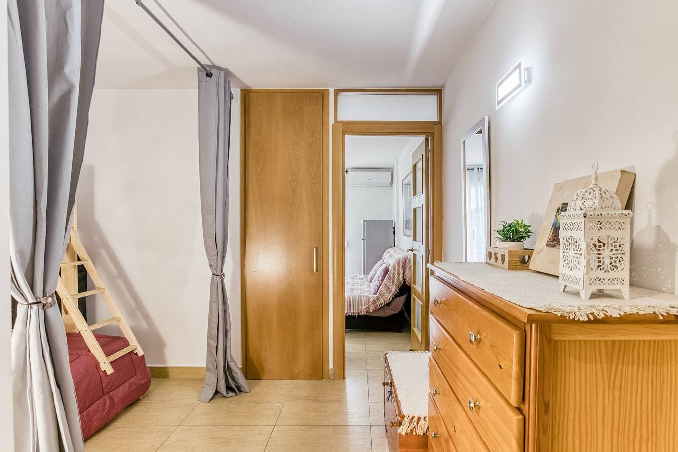 Foto 12 von 23: Ferienwohnung "Karina 17" mit Meerblick, A/C, WLAN & Parkplatz