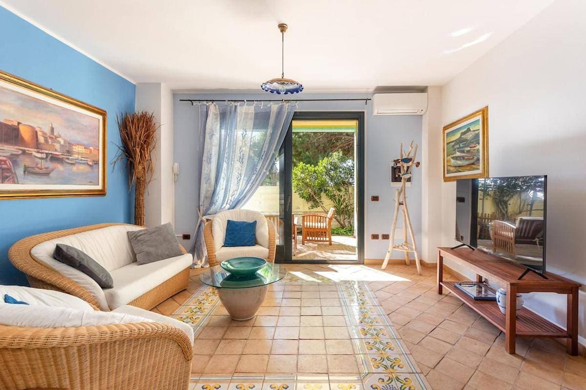 Villa Ray - Front row beachfront with garden 1