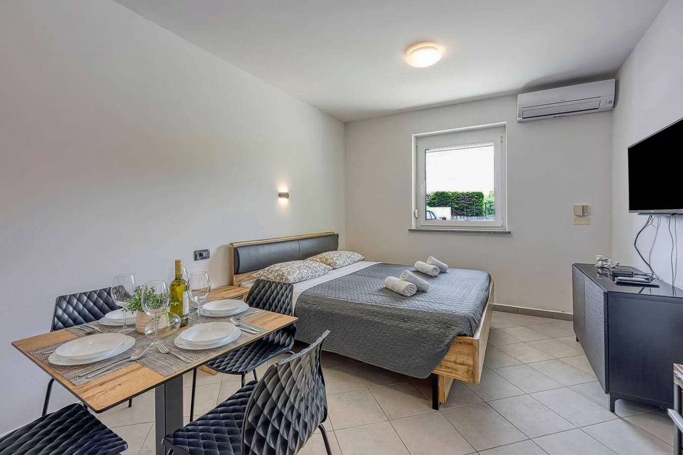 Foto 2 von 13: Modern Apt Deni: Terrace + Private Parking