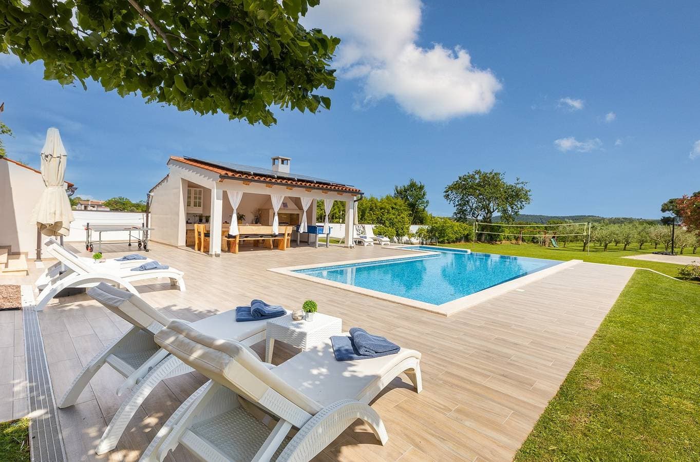Foto 7 von 58: Eine wunderschöne Villa mit privatem Pool in der Nähe des Meeres.