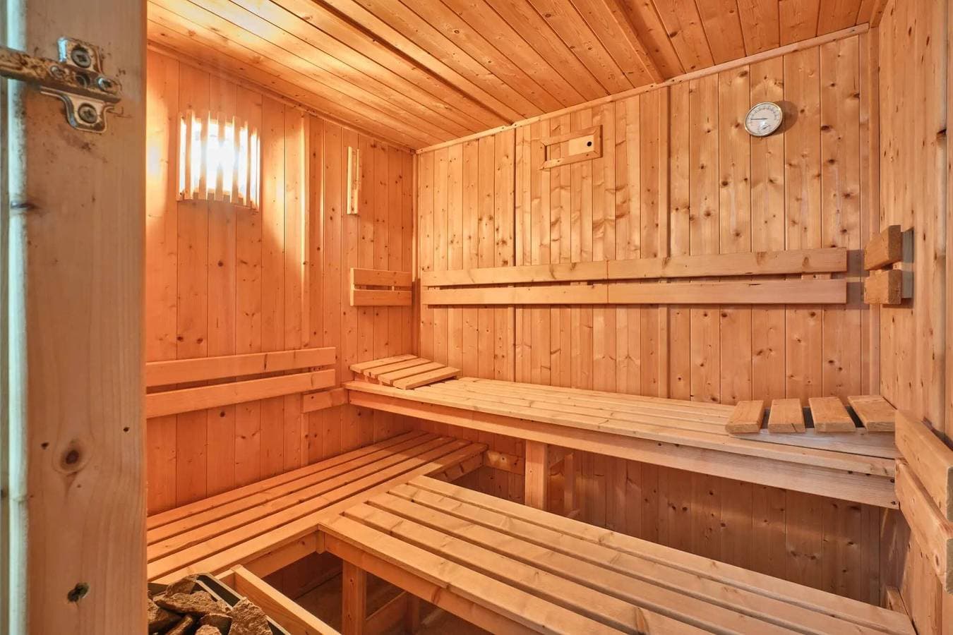 Foto 9 von 12: Gästezimmer L'Argentier – Beheiztes Hallenbad & Charaktervolles Haus