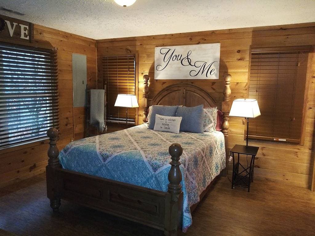 Foto 2 von 37: Private Riverfront 3-Bett / 2 Bad Haus auf dem Oconaluftee Fluss! Private Dock!