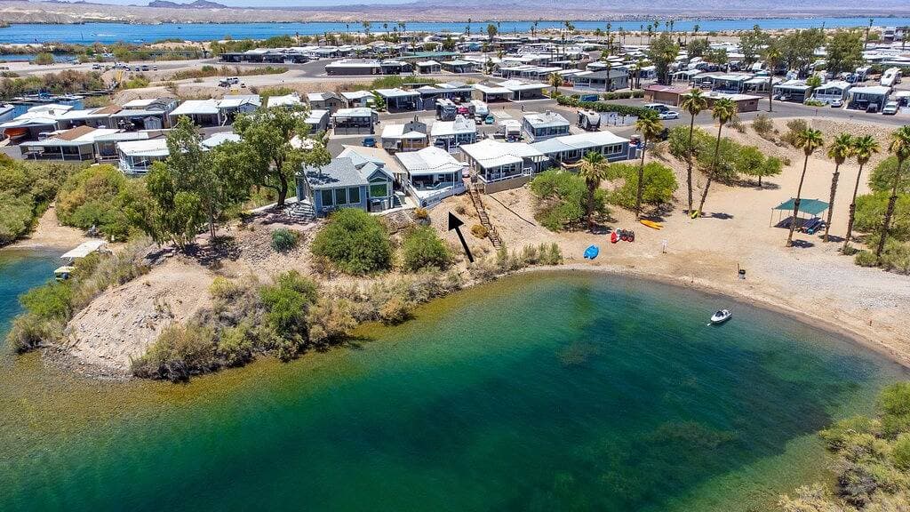 Foto 7 von 49: Waterfront Luxury Tiny Home with Stunning Lake  & Mountain Views!