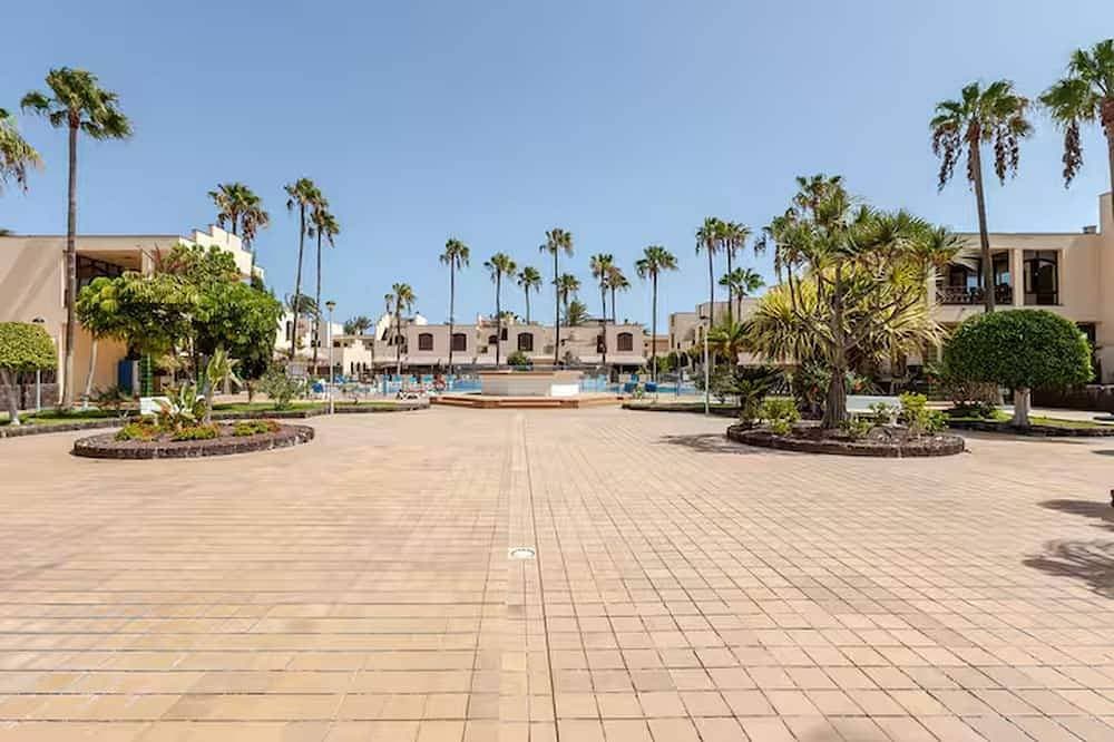 Foto 12 von 23: Geräumiges, helles Studio mit Terrasse und Blick auf den Pool