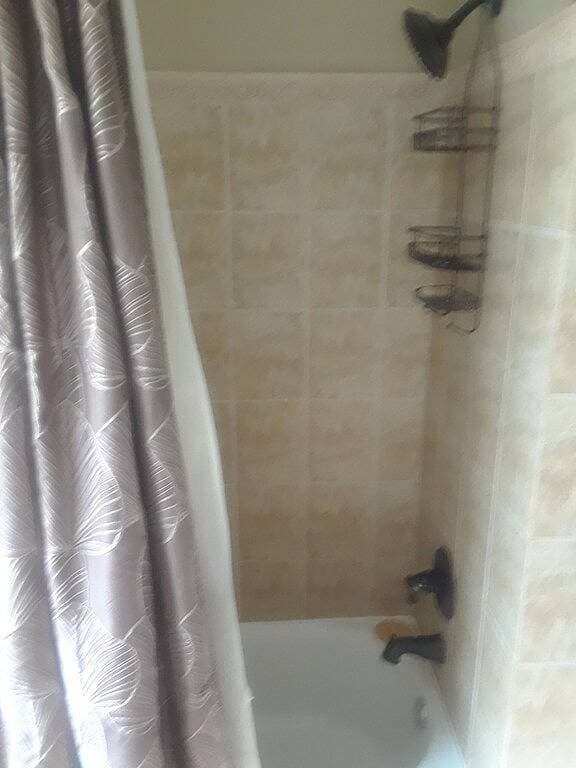Foto 3 von 17: Clean affordable Vac. rental suite 2 miles to beach 3 priv, rms. Liv, Bed, Bath