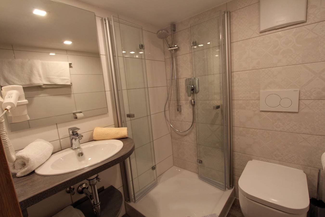 Foto 5 von 35: Doppelzimmer mit Dusche, Wc, Nr. 4