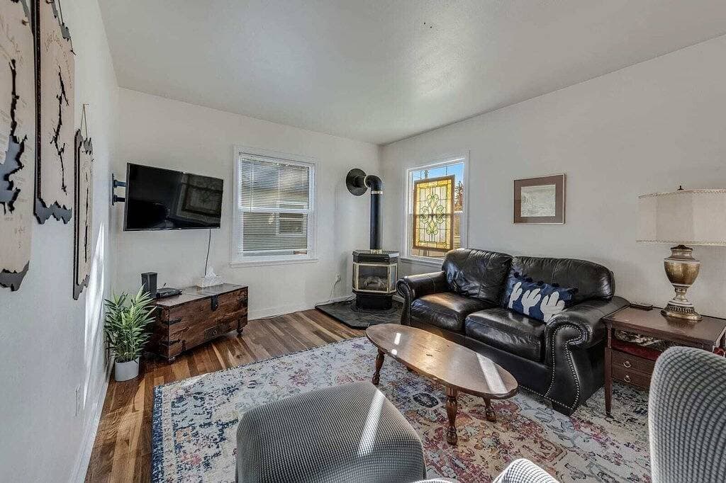 Foto 6 von 20: Walkable downtown getaway w/ free parking & BBQ